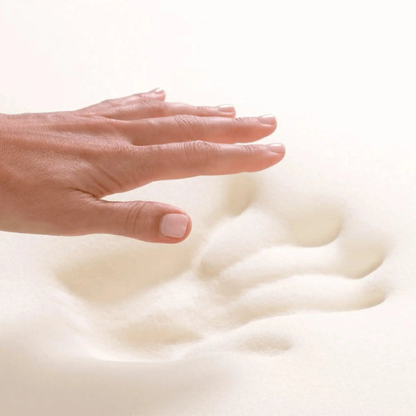 Pression de la main dans un matelas en mousse à mémoire de forme doux pour tente de toit, mettant en avant le confort et le soutien pour le camping.