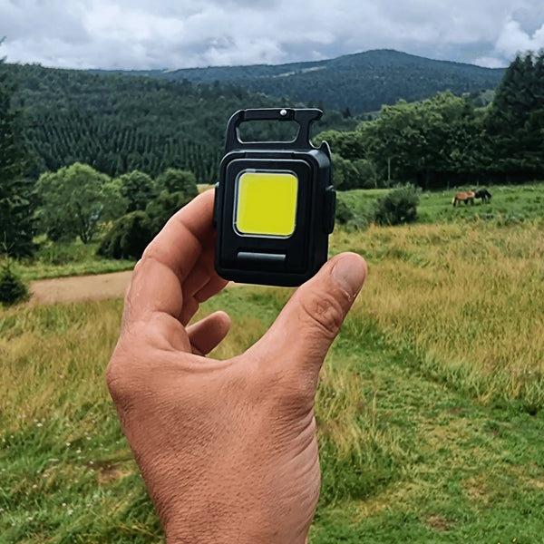 Mini lampe de poche ultrapuissante LED pour l'extérieur, idéale pour les aventures nocturnes, offrant une lumière compacte et fiable.