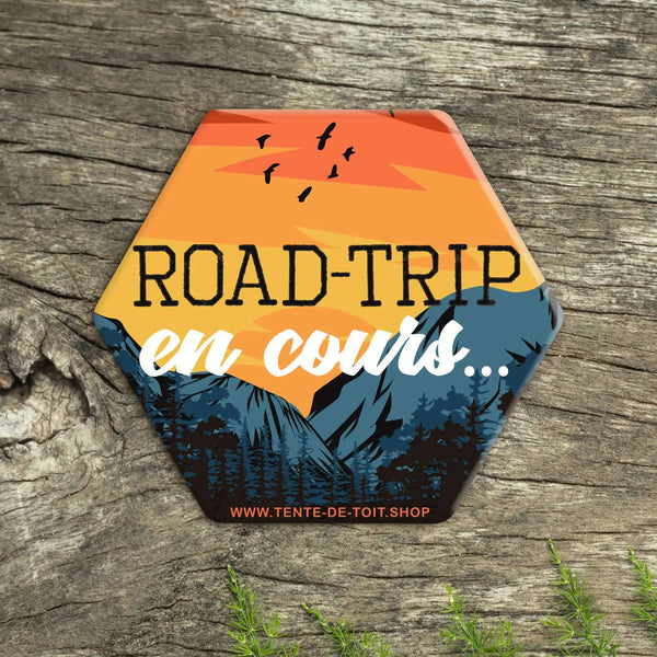 Autocollant de road trip hexagonal avec un design de montagnes et de coucher de soleil, parfait pour les amateurs de vanlife et d'aventures en plein air.