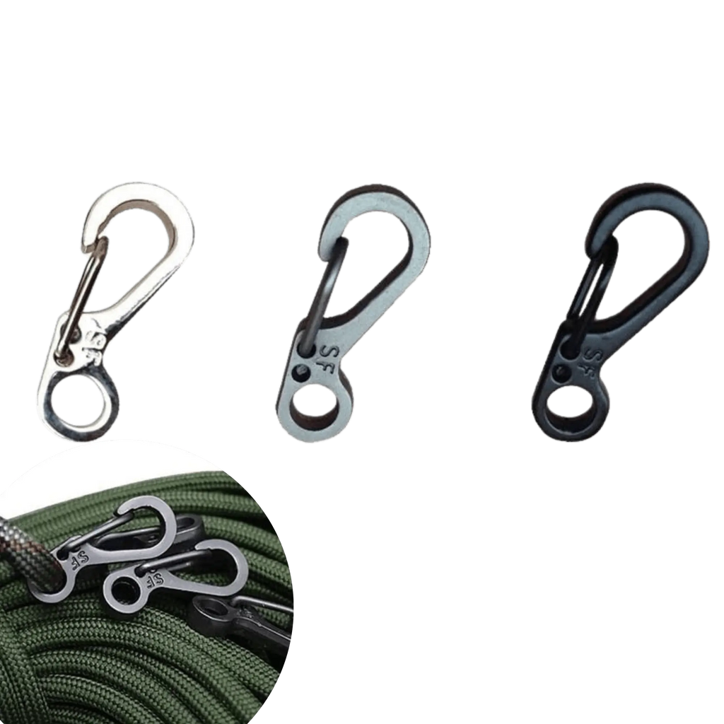 Ensemble de 10 mini mousquetons pour le camping, présentant des designs variés, idéaux pour le matériel de survie et pour attacher des accessoires en toute sécurité.