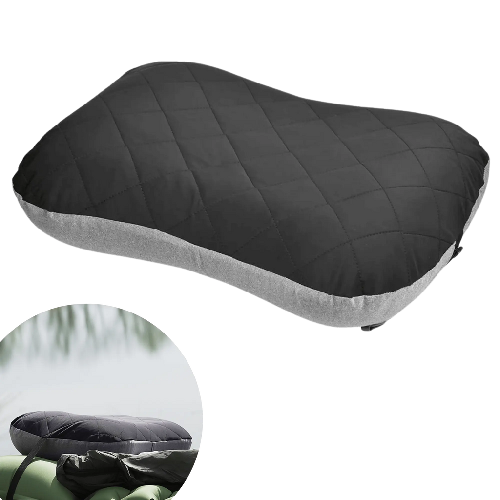 Oreiller de camping ultraléger et gonflable sur un matelas pneumatique, parfait pour le confort en plein air et les voyages compacts.